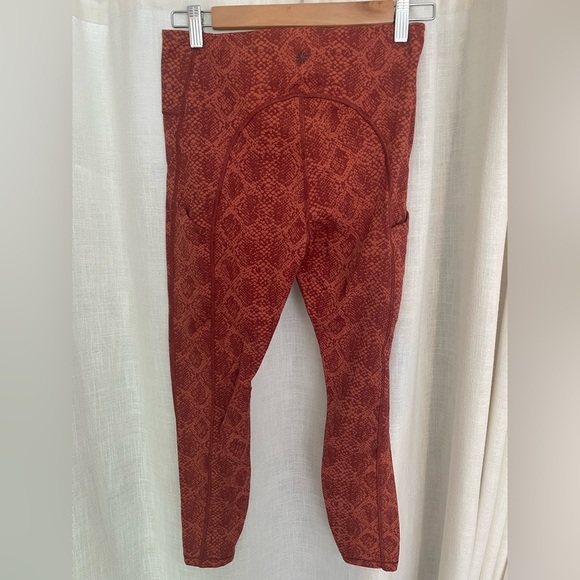 Athleta Ultimate 7/8 tights/leggings, python print, size small.‎ EUC. - Picture 2 of 8